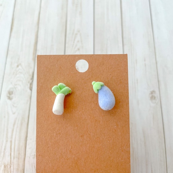 🖤 Fuzzy Veggie Earrings - Picture 3 of 5